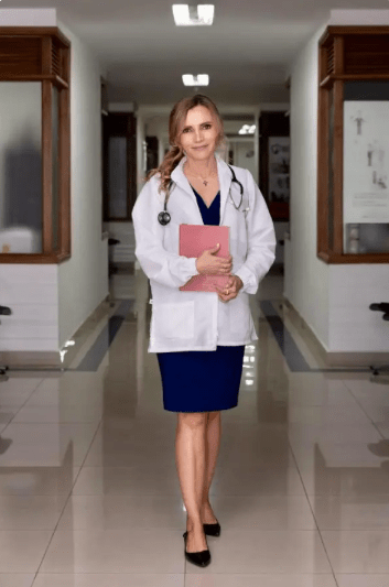 30 años de experiencia, ética y vocación: el enfoque humano de la Dra. Claudia Alejandra Vásquez Arteaga en la medicina general.